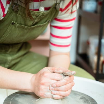 Workshop pottenbakken op de draaischijf